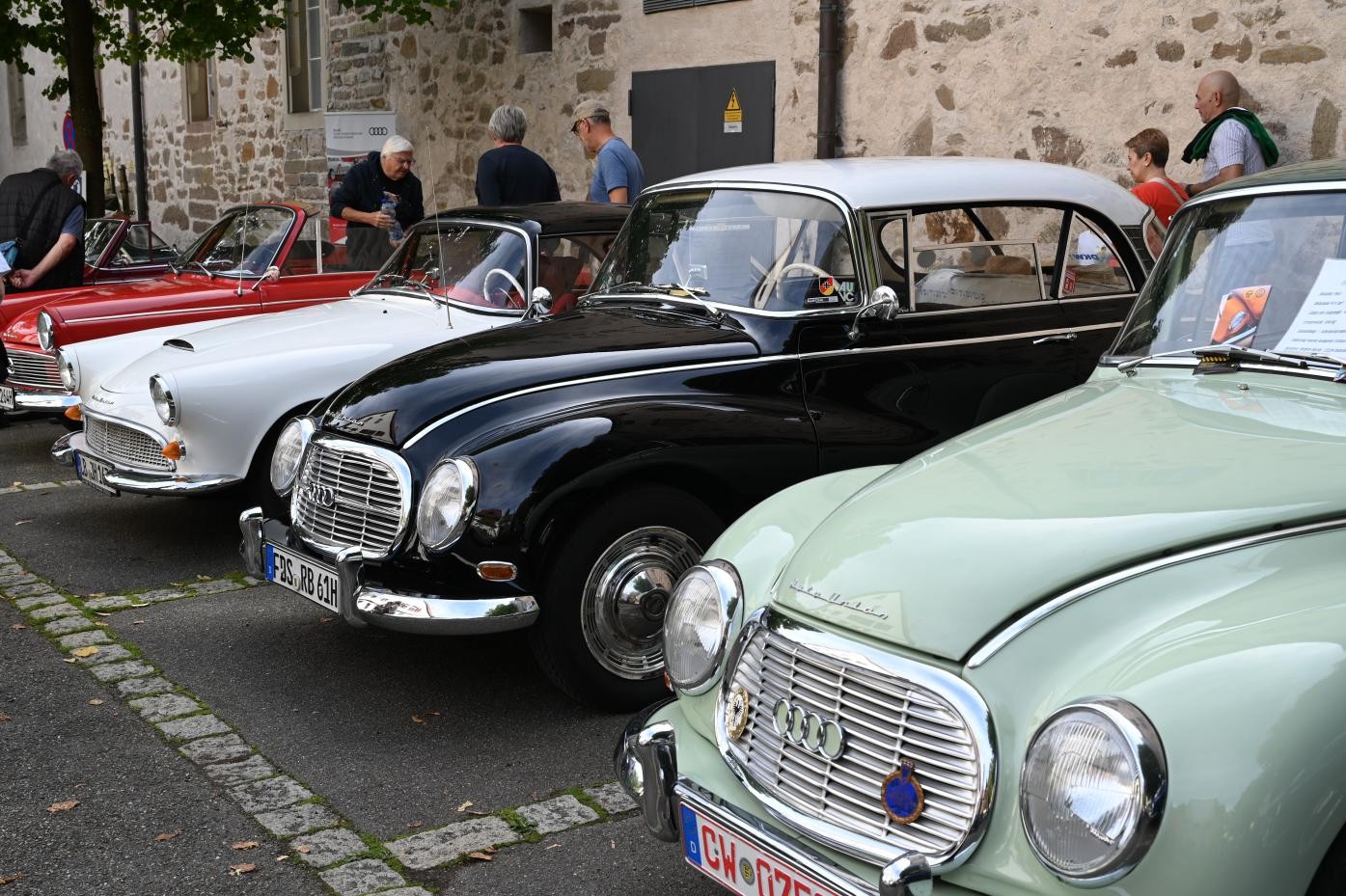 Bild mit altem grünen VW-Bus