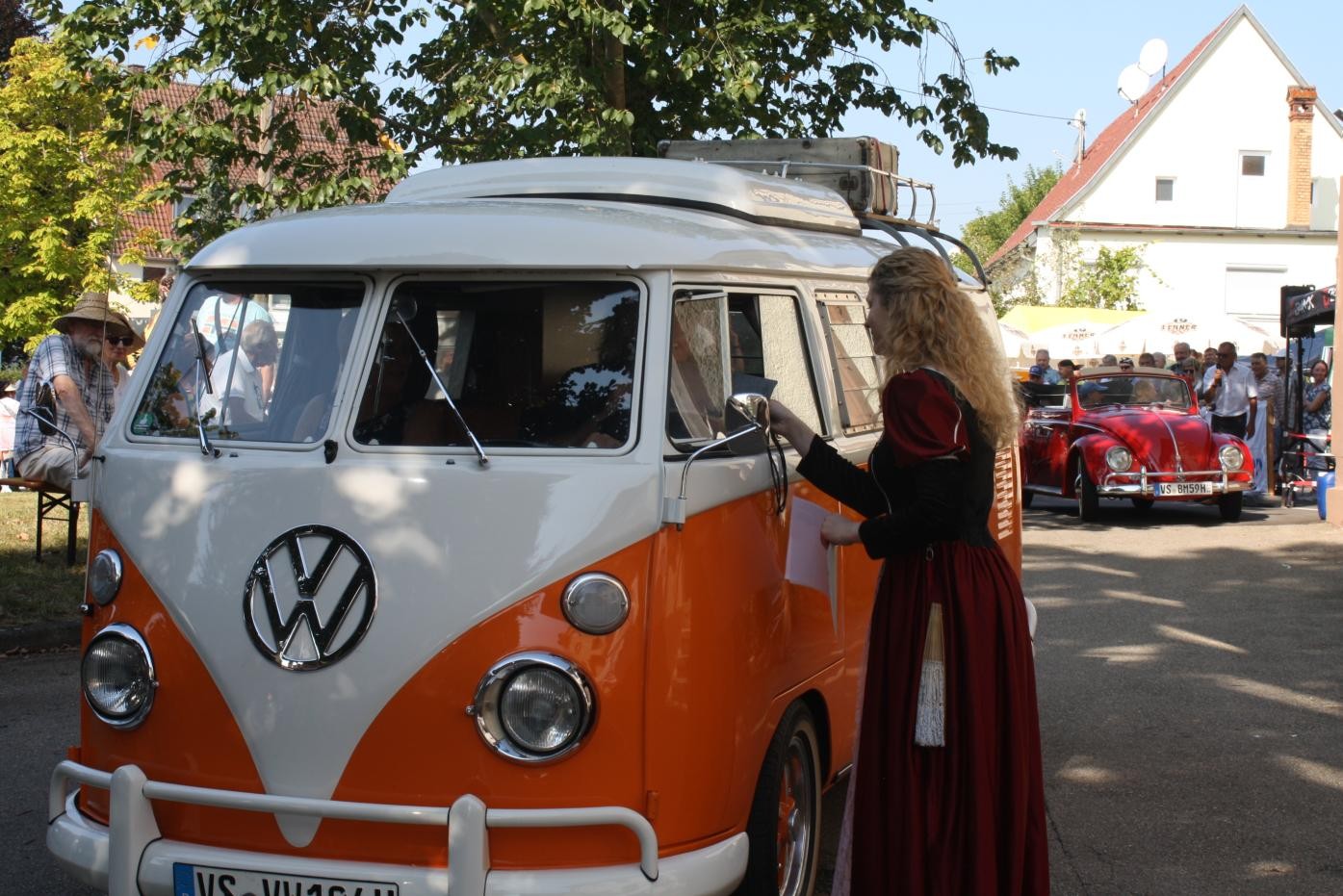 Bild mit altem grünen VW-Bus